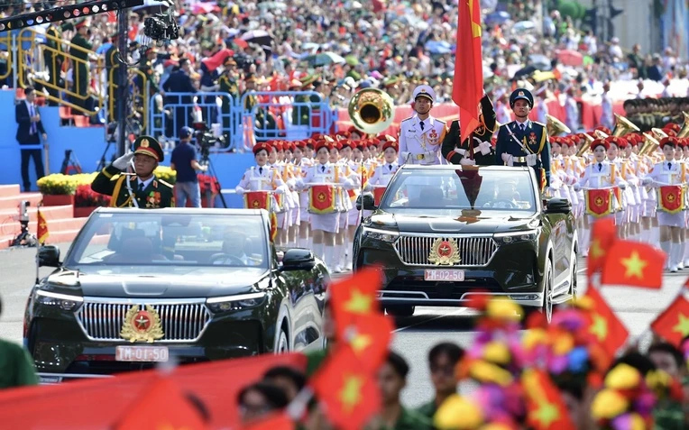 Diễu binh 30/4: Chiếm sóng truyền thông thế giới, chồng cũ Hằng Du Mục gâ.y số.c - Hình 4