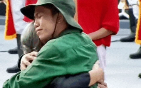 Nữ nghệ sĩ cực viral sau lễ diễu binh, diễu hành 30/4, xem video xong ai cũng rưng rưng nghẹn ngào - Hình 1