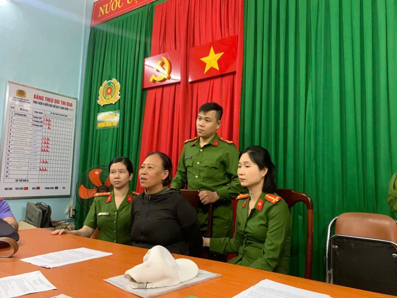 Bắt cặp vợ chồng hờ đặt làm giả hàng loạt giấy phép lái xe - Hình 1