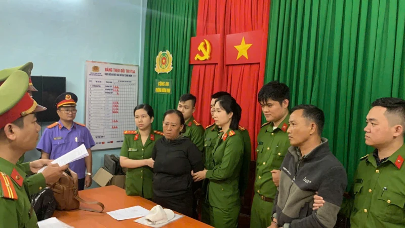Bắt cặp vợ chồng hờ đặt làm giả hàng loạt giấy phép lái xe - Hình 2