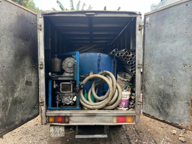 Bắt quả tang hai xe hút hầm cầu xả chất thải ra sông - Hình 2