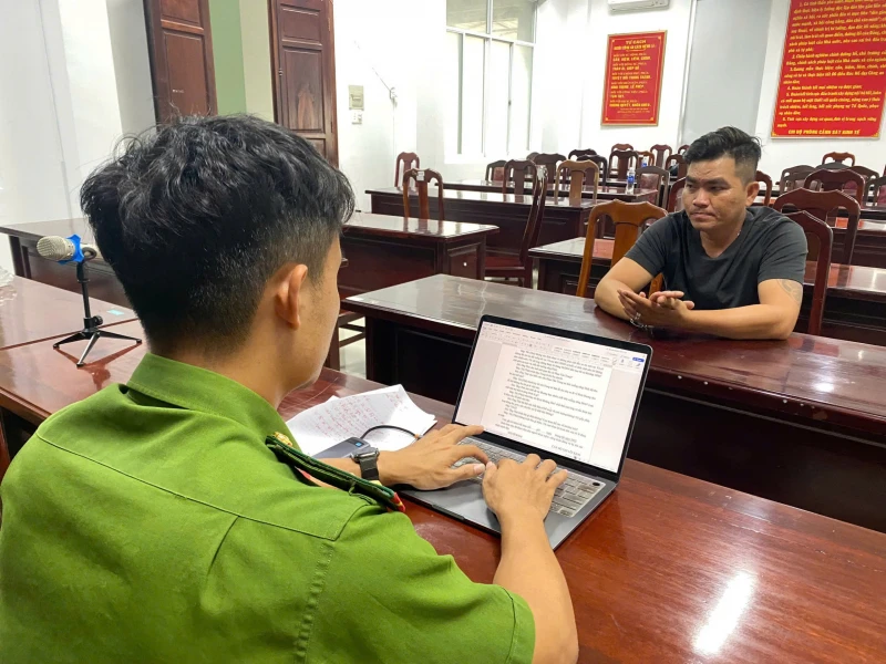 Bắt quả tang hai xe hút hầm cầu xả chất thải ra sông - Hình 1