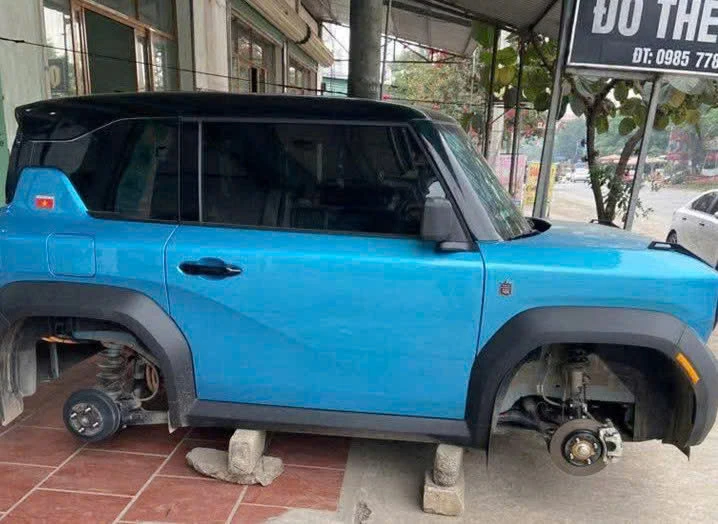 Bi hài thủ đoạn kê gạch rồi tháo trộm 4 bánh ô tô đỗ ngay cửa nhà dân - Hình 1