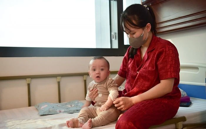 Cận cảnh khu điều trị cho bệnh nhân mắc sởi ở Bệnh viện Nhi Hà Nội - Hình 10