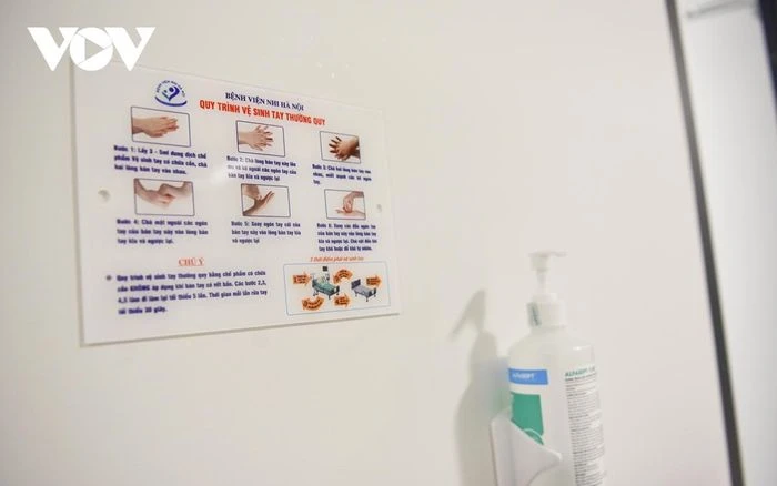 Cận cảnh khu điều trị cho bệnh nhân mắc sởi ở Bệnh viện Nhi Hà Nội - Hình 12