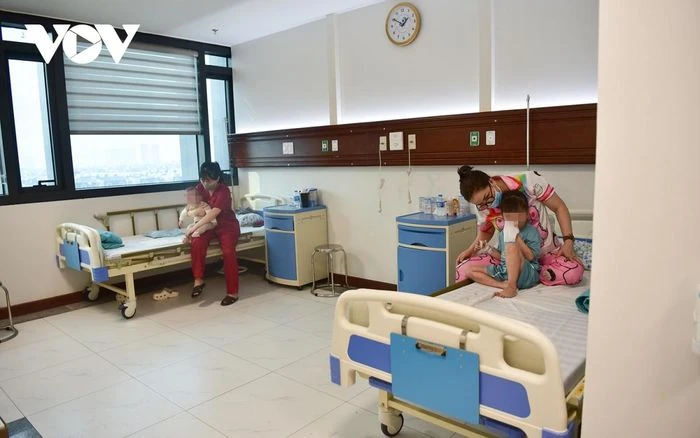 Cận cảnh khu điều trị cho bệnh nhân mắc sởi ở Bệnh viện Nhi Hà Nội - Hình 2