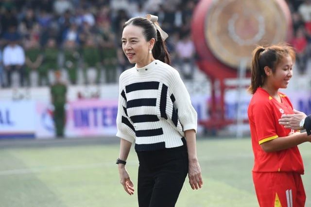 Nữ tỷ phú Madam Pang cực thần thái, chiếm trọn spotlight khi đến Hà Nội sau vụ khóc nức nở vì khoản nợ 300 tỷ - Hình 2