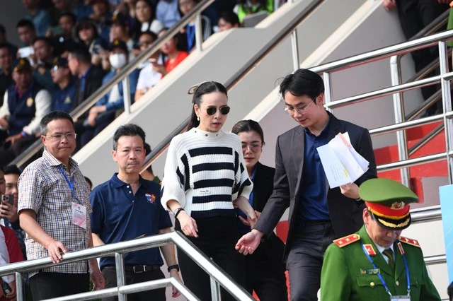 Nữ tỷ phú Madam Pang cực thần thái, chiếm trọn spotlight khi đến Hà Nội sau vụ khóc nức nở vì khoản nợ 300 tỷ - Hình 3