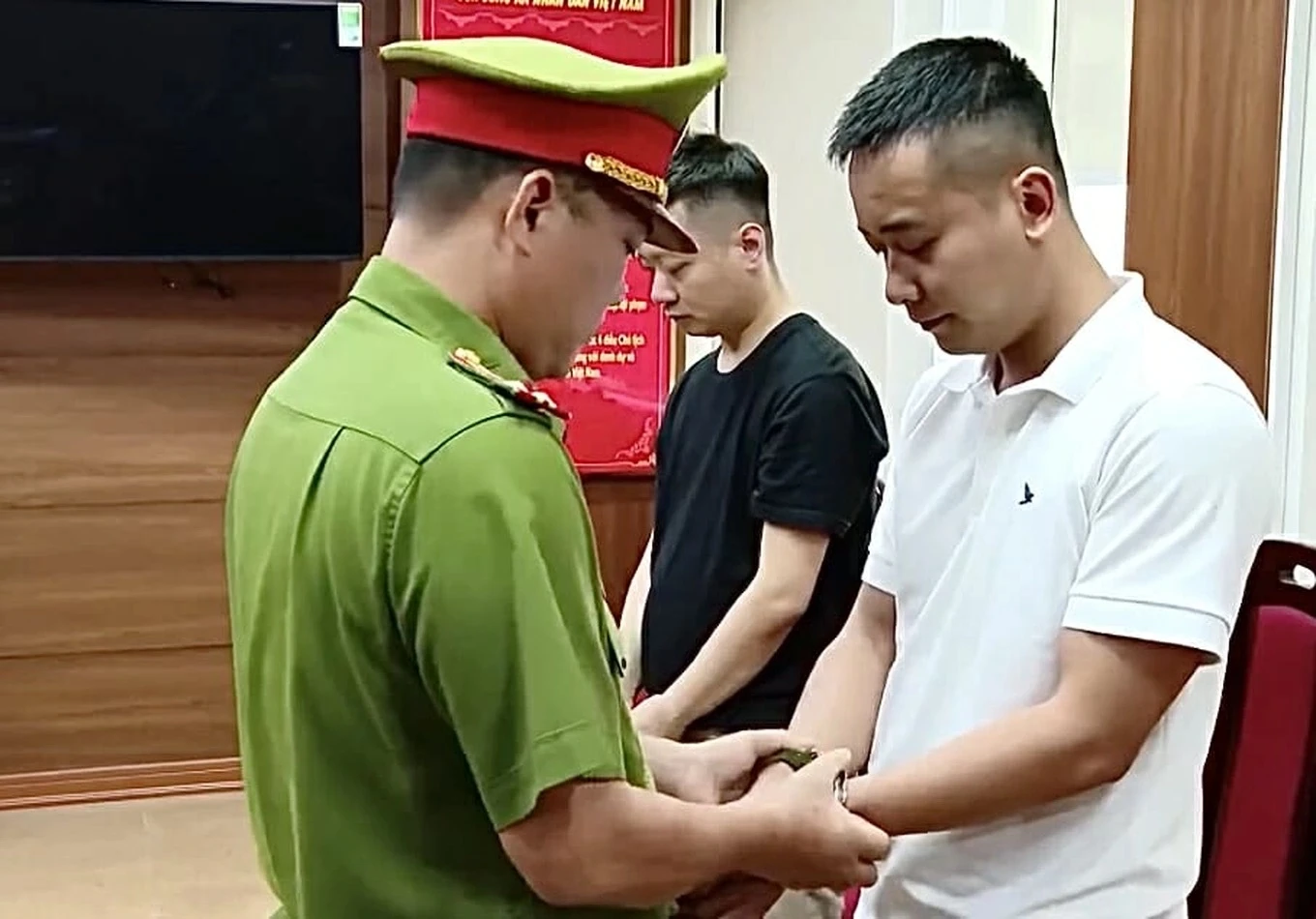 Quang Linh VLog: Từ thần tượng giới trẻ hút triệu views đến vết trượt dài - Hình 4