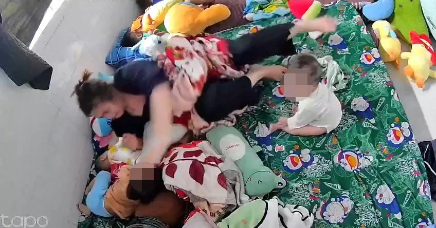 Tạm giữ hình sự bảo mẫu 26 tuổi đánh, tát liên tục vào đầu bé gái - Hình 2