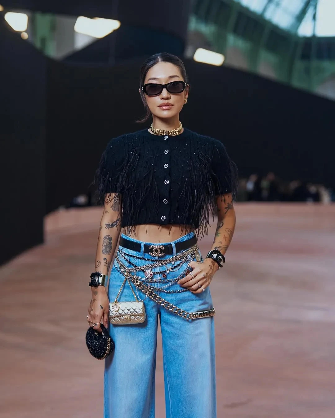 Xu hướng đeo charm cho quần jeans nở rộ trong mùa hè 2025 - Hình 1
