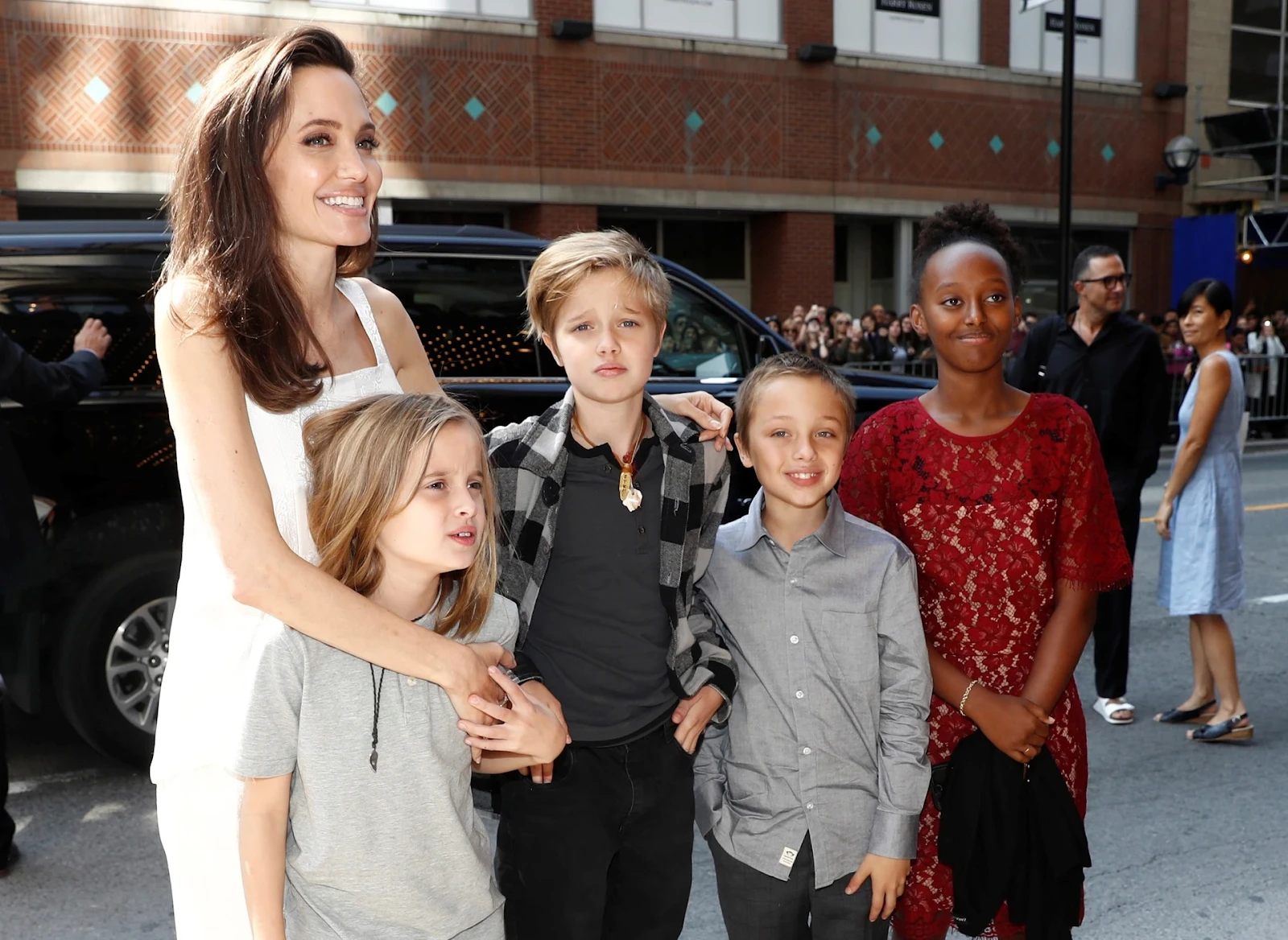 Con gái Angelina Jolie gây choáng với hình tượng mới, thục nữ không còn nổi loạn - Hình 6