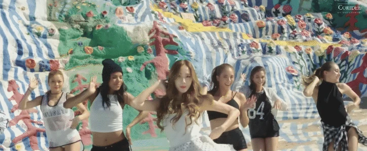 Cuộc đời thay đổi của công chúa băng giá: Bị ngầm cấm sóng suốt 10 năm, phải bỏ xứ để được cầm mic trở lại - Hình 8