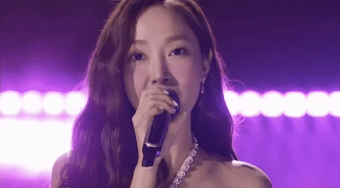 Cuộc đời thay đổi của công chúa băng giá: Bị ngầm cấm sóng suốt 10 năm, phải bỏ xứ để được cầm mic trở lại - Hình 10