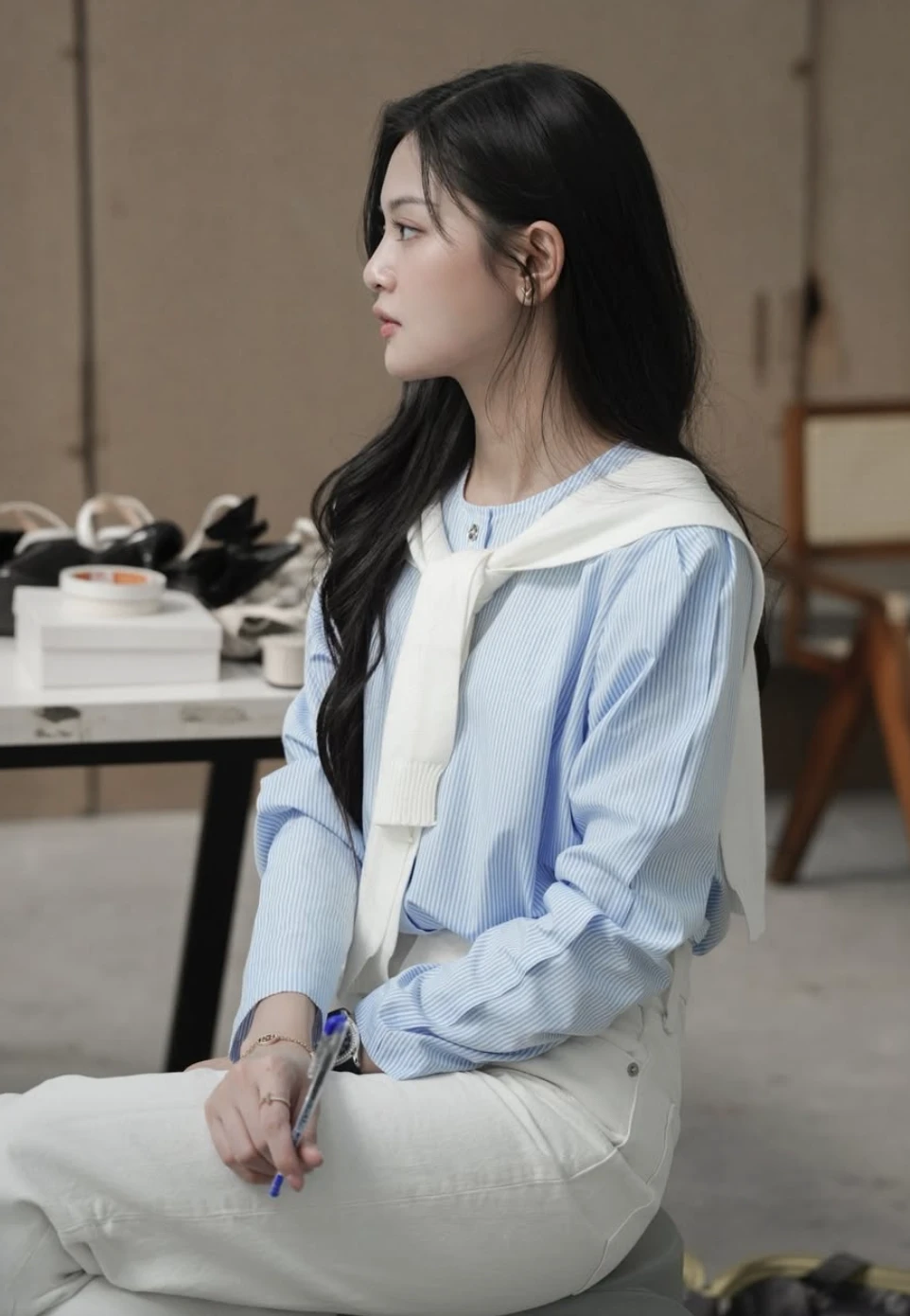 Quần jeans và áo sơ mi, cặp đôi kinh điển cho mùa hè sành điệu - Hình 10