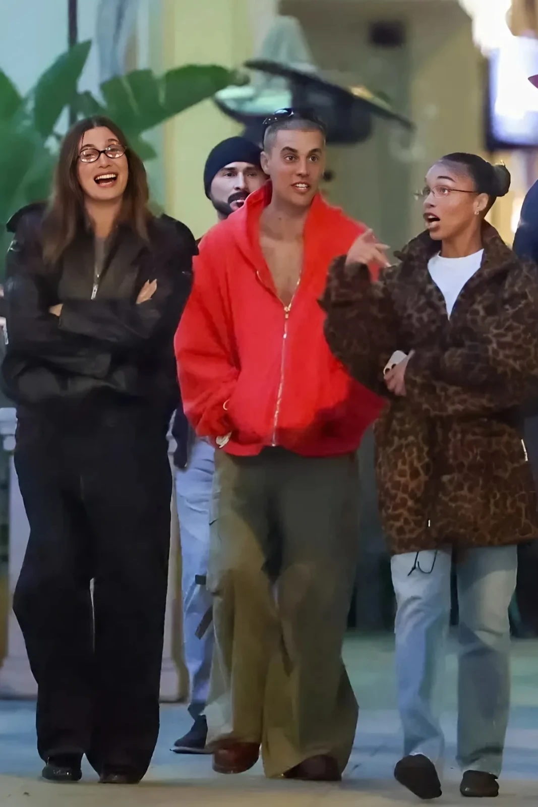 Justin Bieber kiếm chuyện Selena Gomez, bị Benny mắng, vẫn vui vẻ đưa vợ đi dạo? - Hình 4
