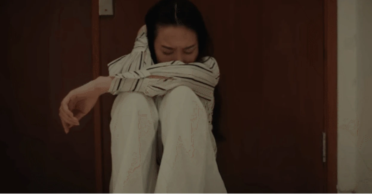 Thùy Tiên lộ ảnh ôm đầu khóc vật vã, đứng không nổi giữa lúc tạm hoãn xuất cảnh - Hình 3