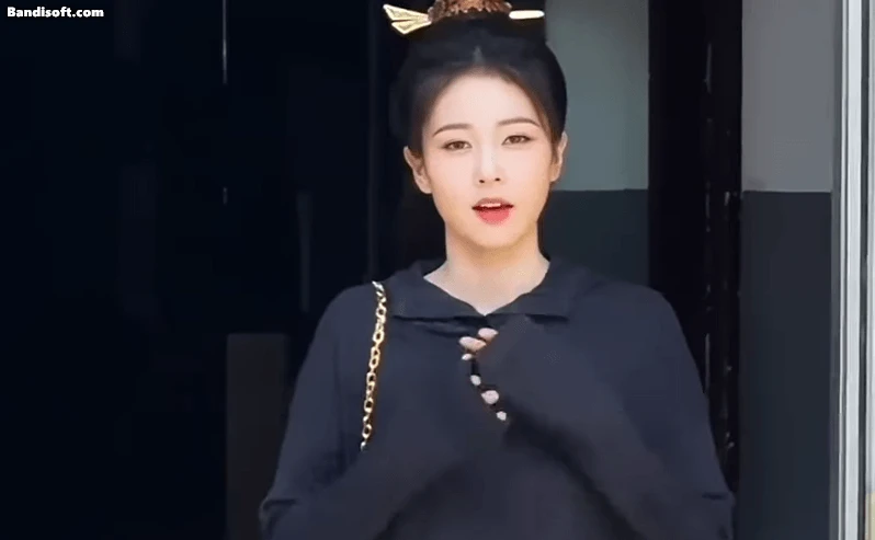 Nhìn rất Kim Seon Ho nhưng lại là Bạch Lộc: Ngoan xinh yêu hết phần thiên hạ, netizen xỉu up xỉu down - Hình 1