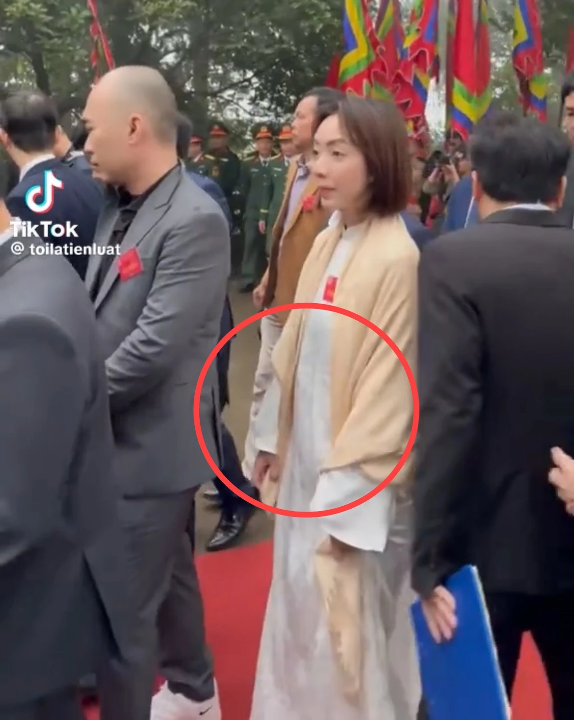 Tóm dính Thu Trang bụng lùm lùm bên Tiến Luật, có 1 chiêu che dáng cực đáng ngờ - Hình 2