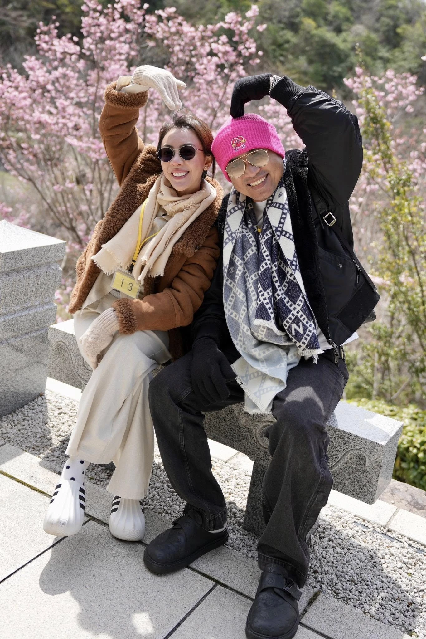 Tóm dính Thu Trang bụng lùm lùm bên Tiến Luật, có 1 chiêu che dáng cực đáng ngờ - Hình 7