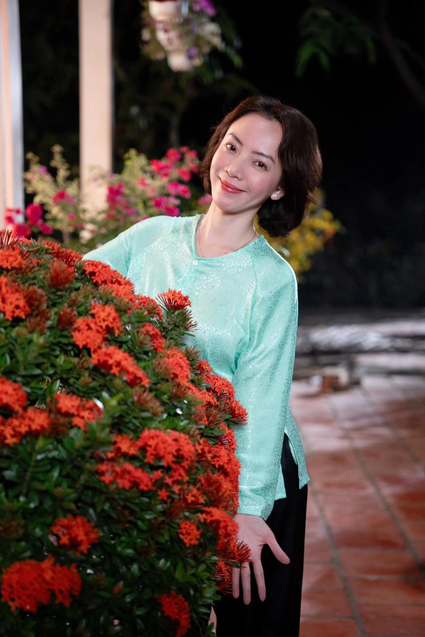 Tóm dính Thu Trang bụng lùm lùm bên Tiến Luật, có 1 chiêu che dáng cực đáng ngờ - Hình 4