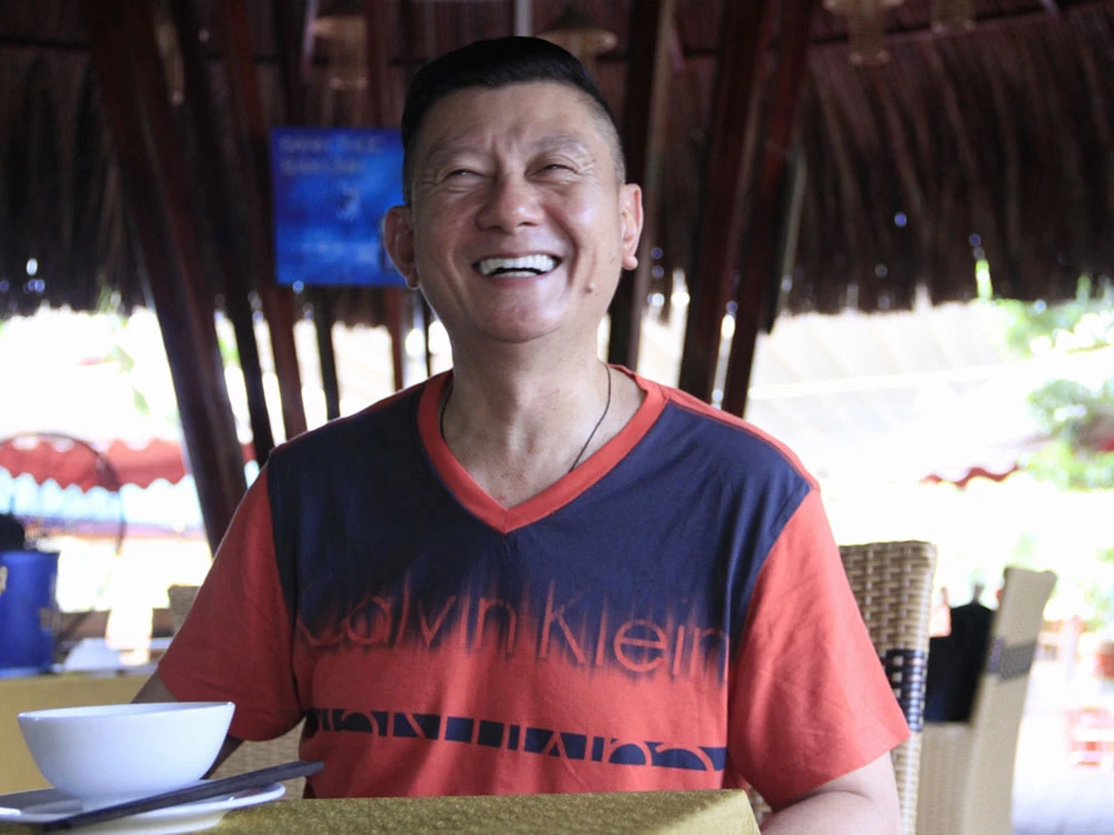 Bảo Liêm: Nam danh hài kín tiếng, ở VN là thiếu gia, đi Mỹ lấy vợ 2 giờ ra sao? - Hình 1