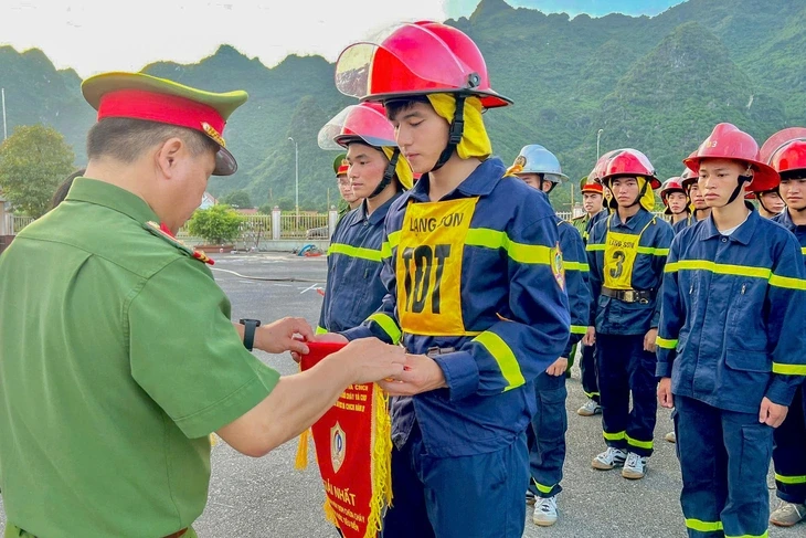 Hoàng Doãn Minh Hà: Nam thần cứu hoả 1 thời, giờ thay đổi chóng mặt, đã có vợ - Hình 7