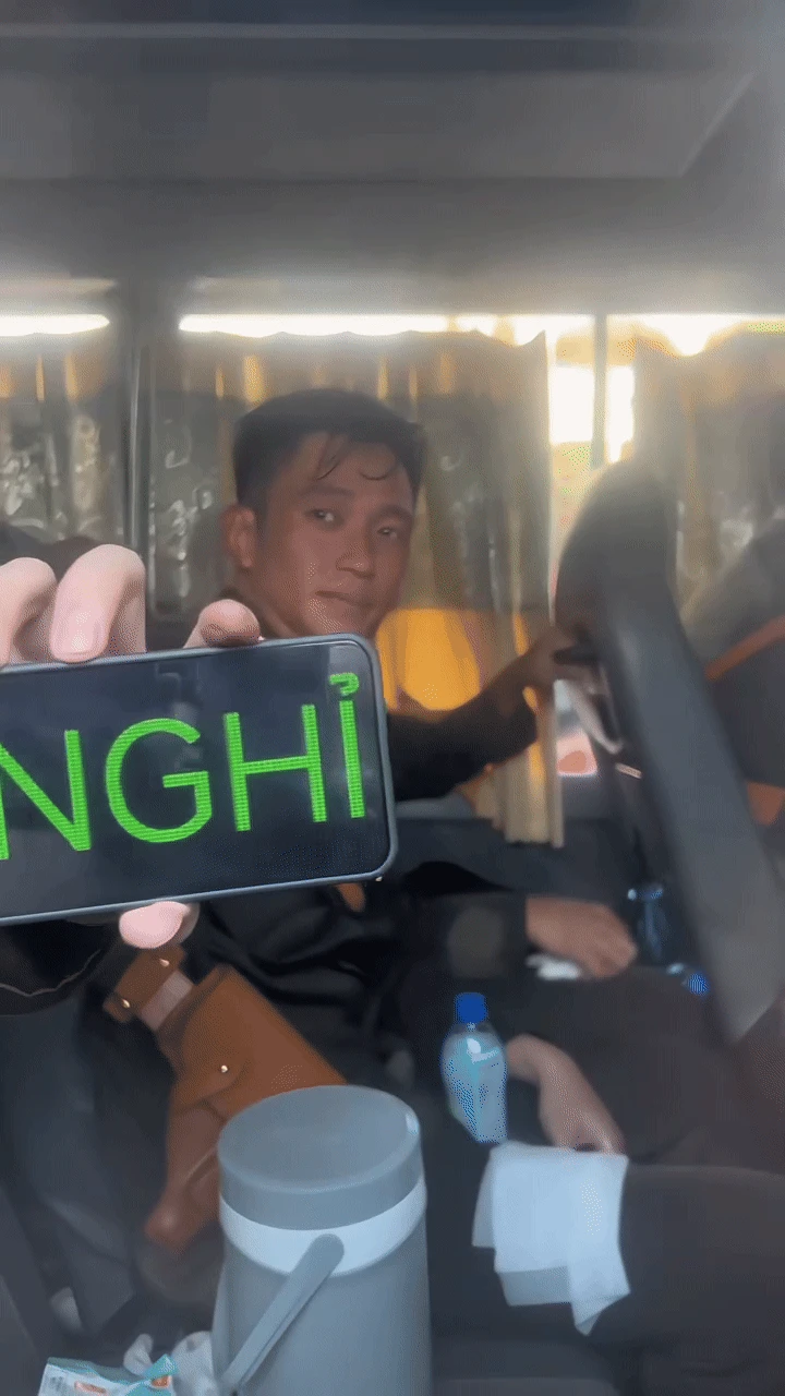 Lê Hoàng Hiệp bị đeo bám ở lễ diễu binh, liền tỏ thái độ, nhắc fan 4 từ - Hình 2