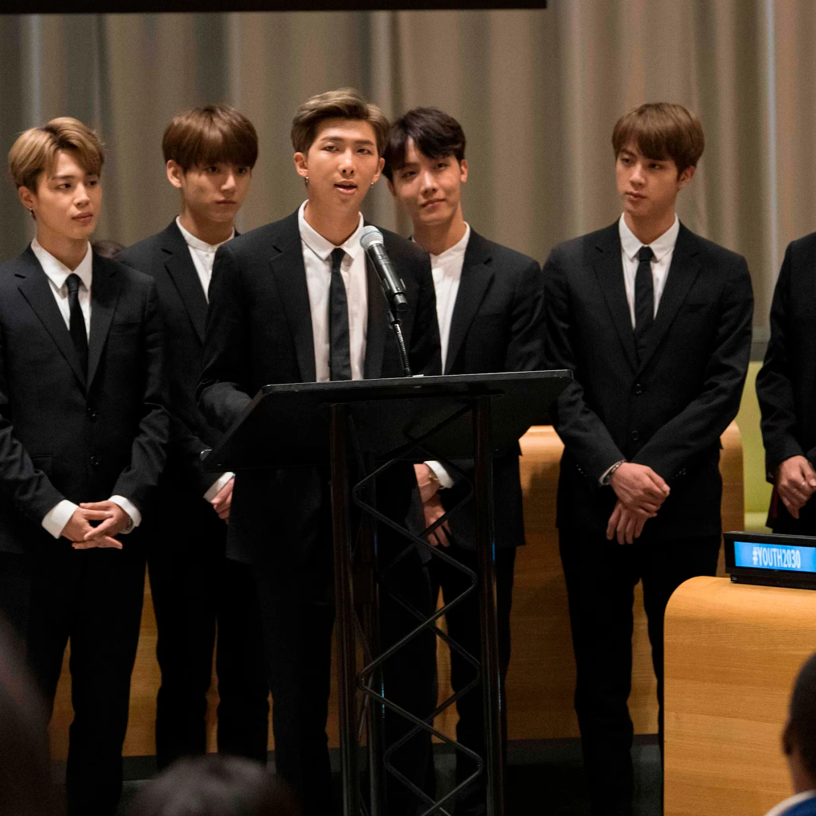 RM (BTS) cắn ngược HYBE trên sóng, lộ thế lực ngầm Kpop, nghệ sĩ là con rối? - Hình 4