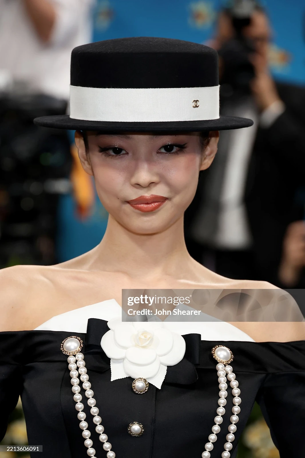 Blackpink bị hung thần đeo bám, zoom cận mặt mộc ở Met Gala, lộ làn da sốc - Hình 1