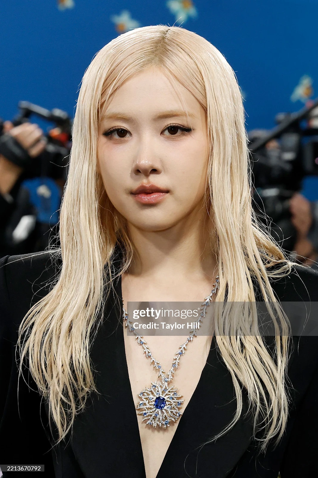 Blackpink bị hung thần đeo bám, zoom cận mặt mộc ở Met Gala, lộ làn da sốc - Hình 2