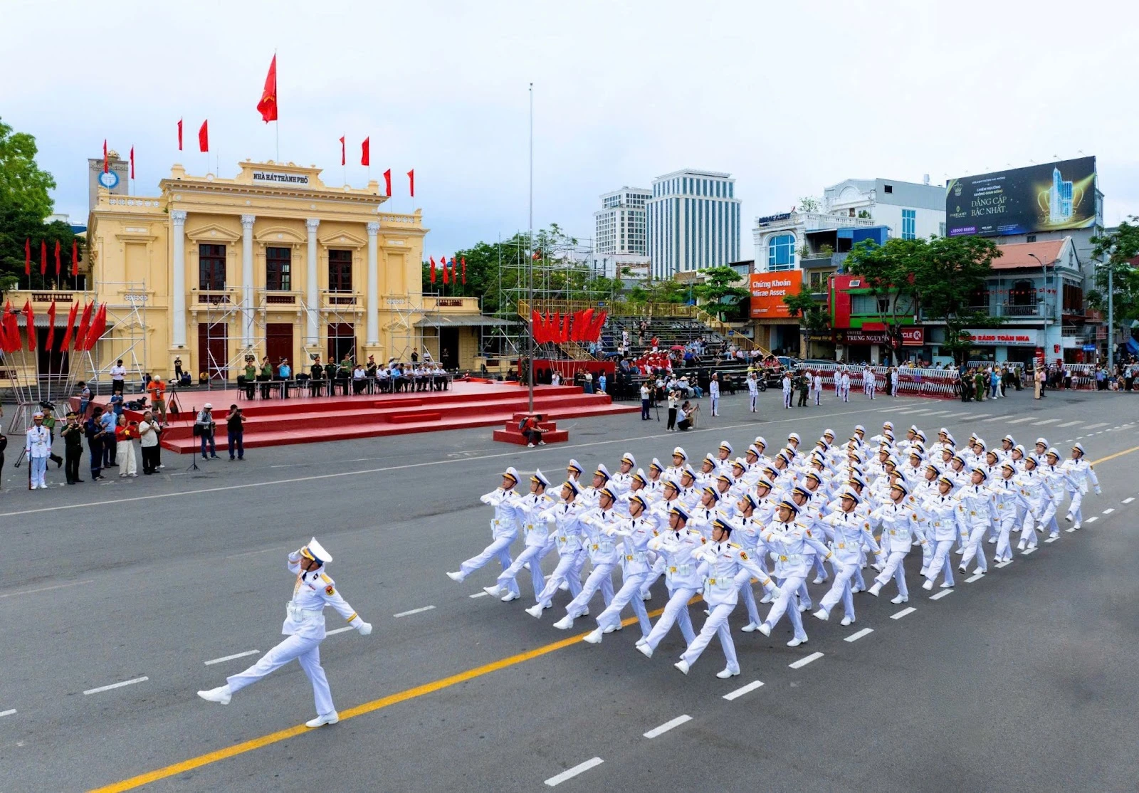 Hào hùng khí thế tổng duyệt diễu binh mừng kỷ niệm 70 năm Giải phóng Hải Phòng - Hình 6
