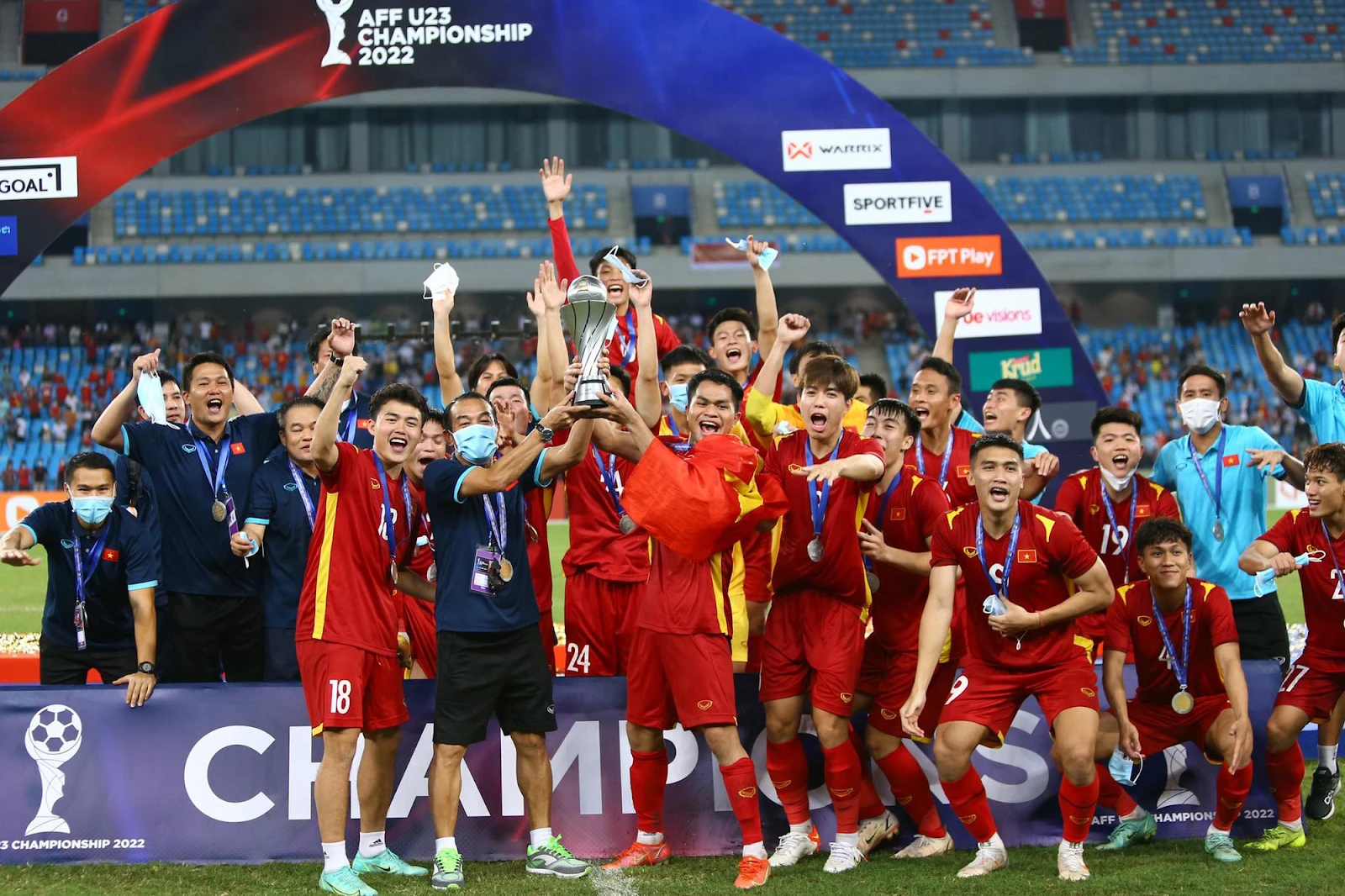 Một cầu thủ U23 VN ly dị vợ, Vũ Tiến Long liền bị réo tên vì 1 lý do! - Hình 1