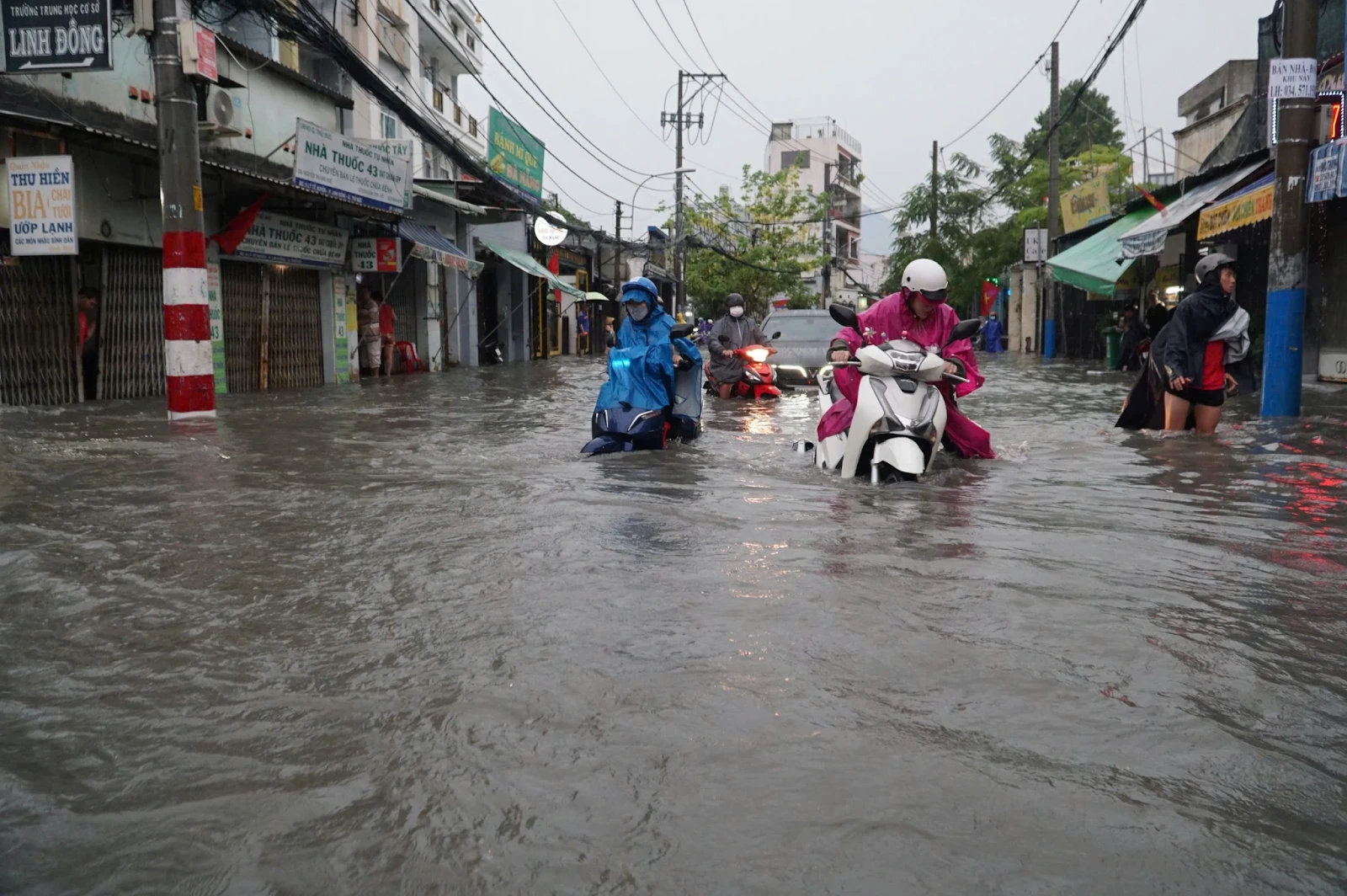 Mưa lớn diện rộng, loạt tỉnh chìm trong nước, người dân mất việc than trời - Hình 4