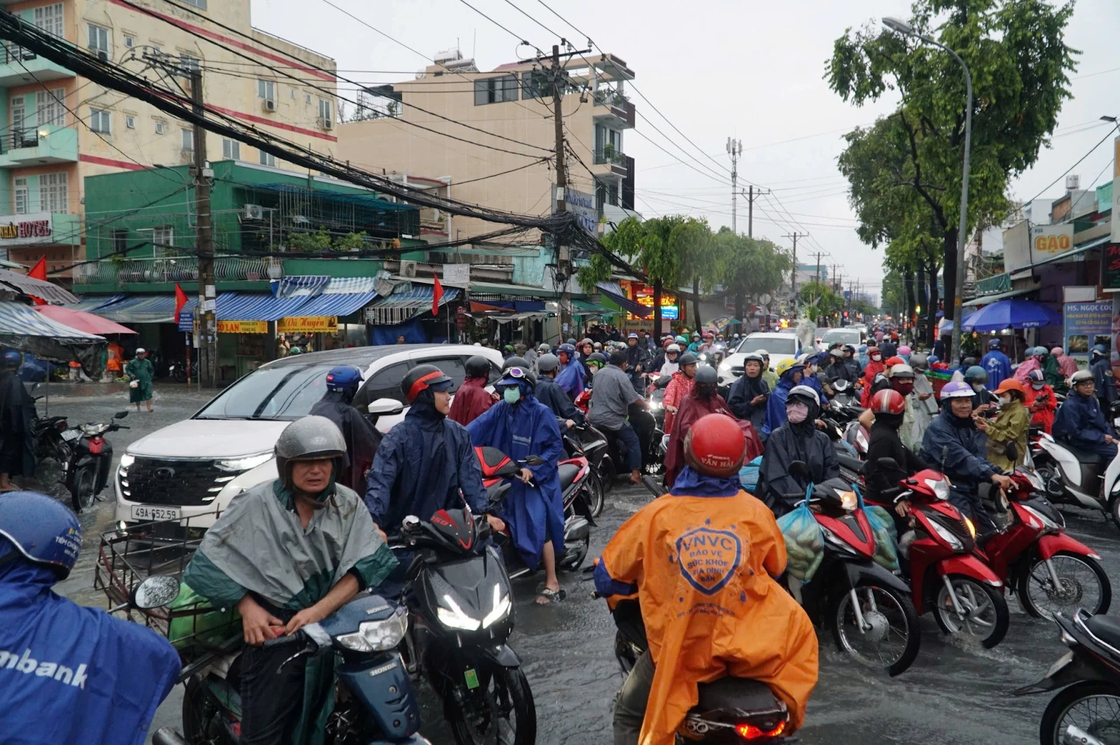 Mưa lớn diện rộng, loạt tỉnh chìm trong nước, người dân mất việc than trời - Hình 6