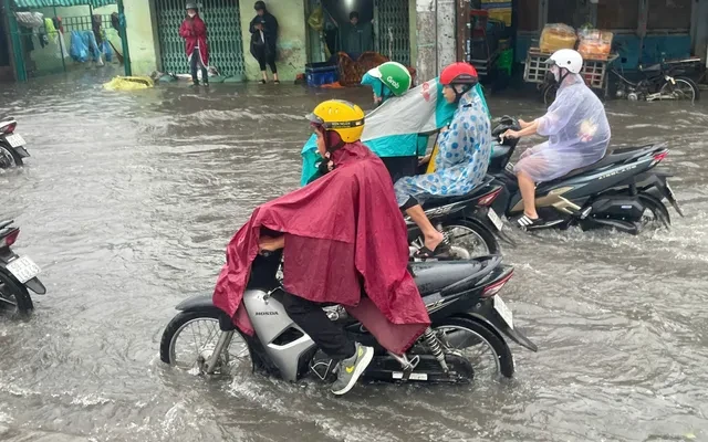 Mưa lớn diện rộng, loạt tỉnh chìm trong nước, người dân mất việc than trời - Hình 1