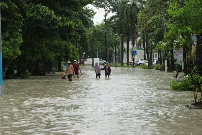 Mưa lớn diện rộng, loạt tỉnh chìm trong nước, người dân mất việc than trời - Hình 7