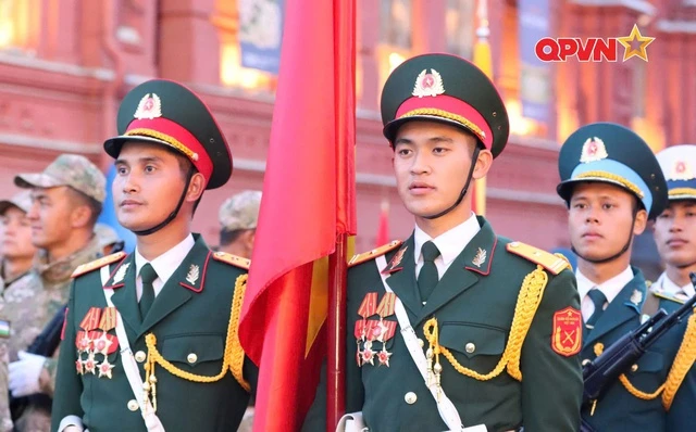 Lieutenant Colonel dimples caused a fever in Red Square shaking hands with the Russian leader, revealing his dream private life - Photo 6