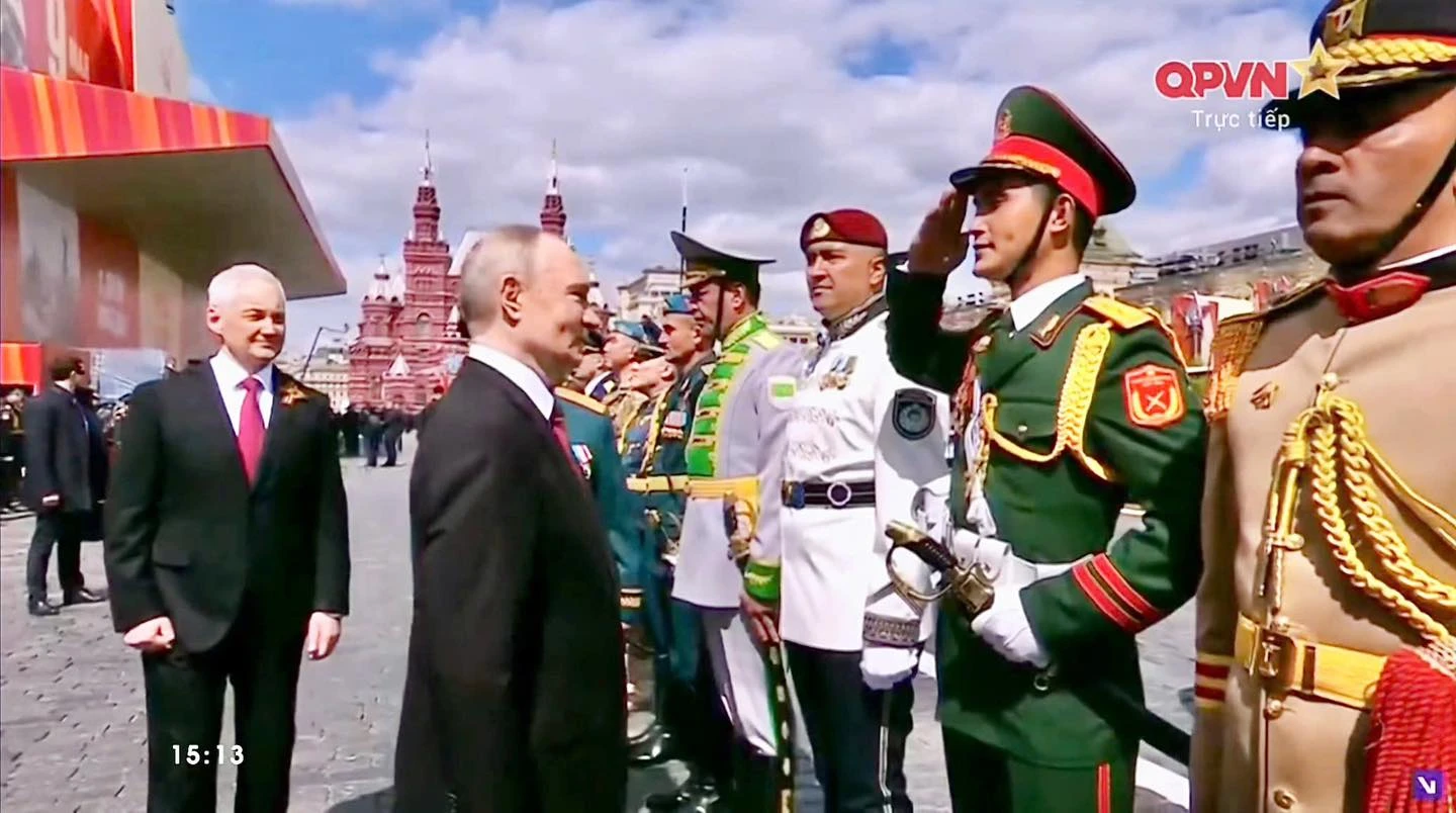 Lieutenant Colonel dimples caused a fever in Red Square shaking hands with the Russian leader, revealing his dream private life - Photo 2