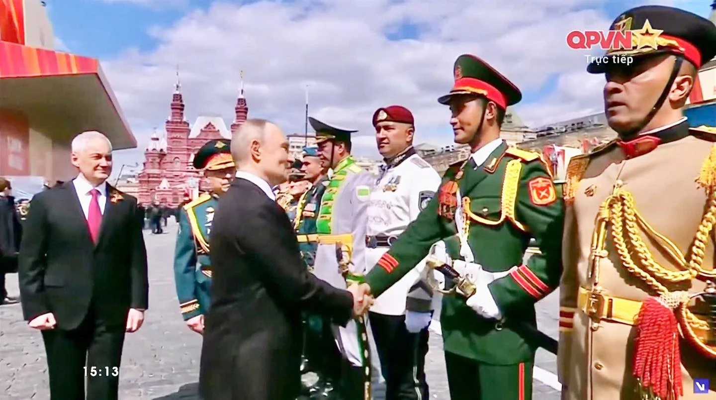 Lieutenant Colonel dimples caused a fever in Red Square shaking hands with the Russian leader, revealing his dream private life - Photo 3