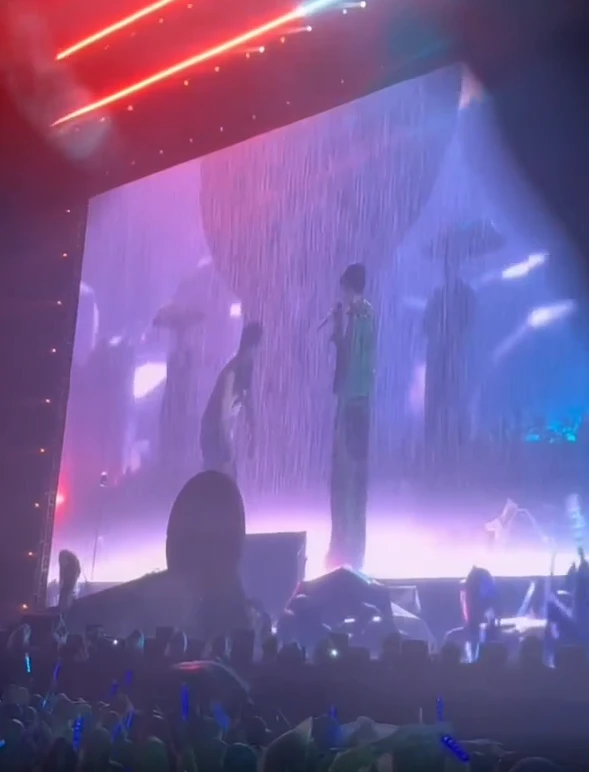 Chủ hit Mất kết nối rủ rê Anh Tú Atus nán lại cuối concert, làm 1 cú fan xót? - Hình 3