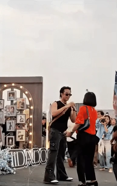 Cú sốc khi đu idol quốc nội: Nam ca sĩ Vbiz đi muộn bị mẹ mắng, lập tức tác động vật lý giữa hàng trăm máy quay - Hình 1