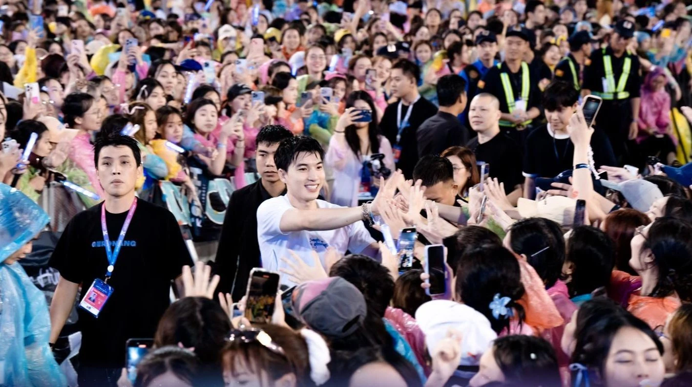 Fan dầm mưa đu 30 anh trai: bỏ tiề.n triệu để tự đày, Dương Domic quỳ đáp lễ? - Hình 4
