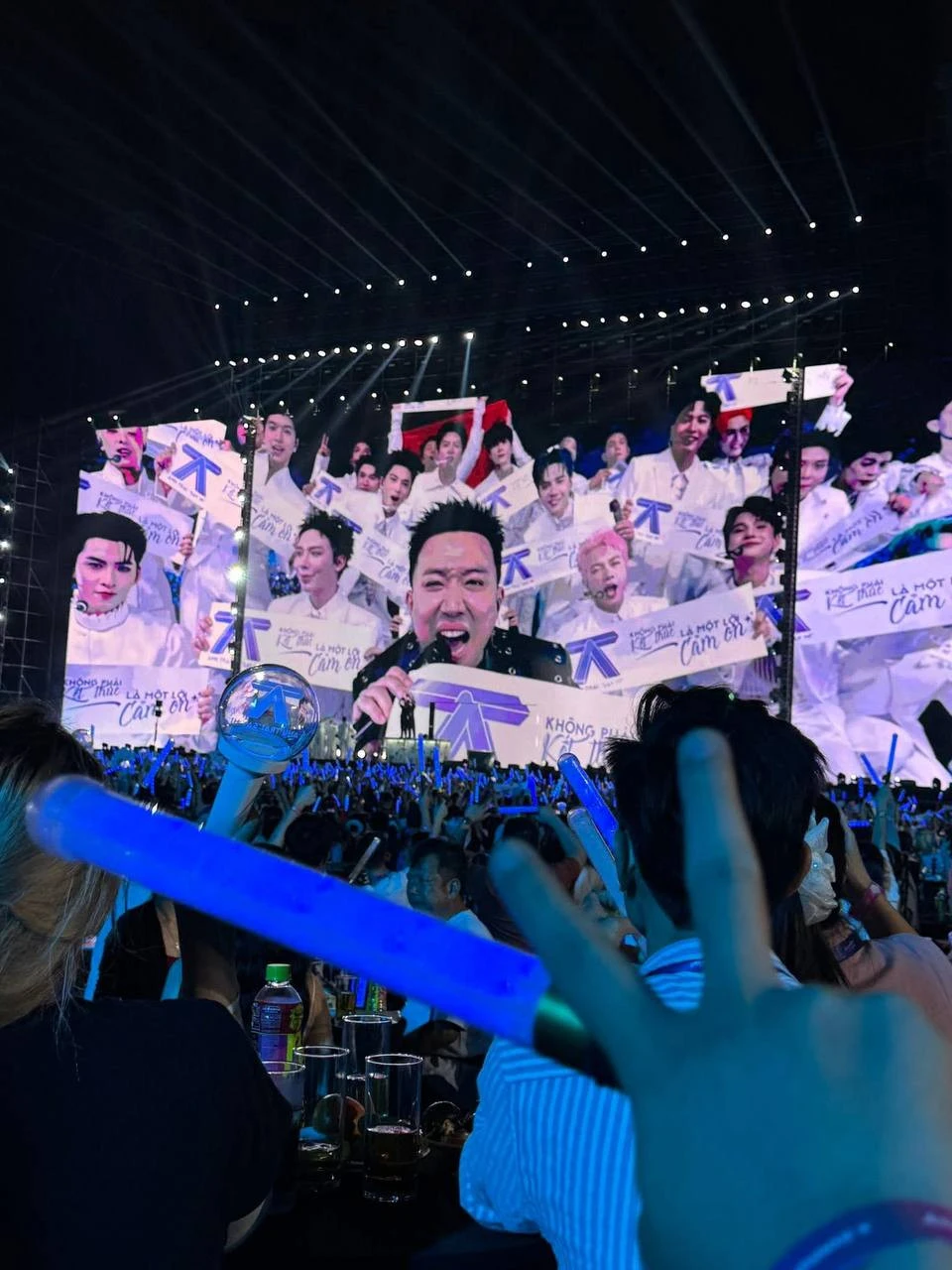 Fan dầm mưa đu 30 anh trai: bỏ tiề.n triệu để tự đày, Dương Domic quỳ đáp lễ? - Hình 5