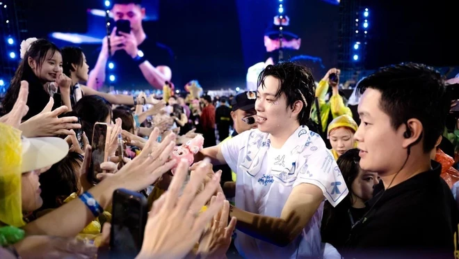 Fan dầm mưa đu 30 anh trai: bỏ tiề.n triệu để tự đày, Dương Domic quỳ đáp lễ? - Hình 3