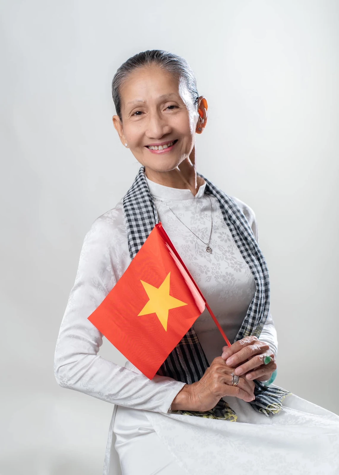 Lệ Hằng U70 nhan sắc tuyệt đối điện ảnh, dùng lá phổi nuôi 4 đứa con thành tài - Hình 5