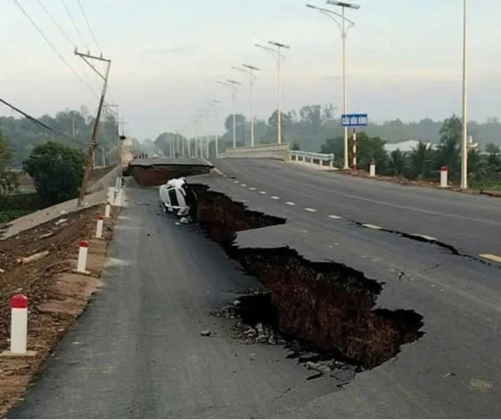Tây Ninh: Cầu mới hoàn thành sau 2 tuần sụt lún, ô tô và xe máy rơi xuống hố. - Hình 1