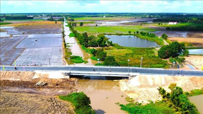 Tây Ninh: Cầu mới hoàn thành sau 2 tuần sụt lún, ô tô và xe máy rơi xuống hố. - Hình 5