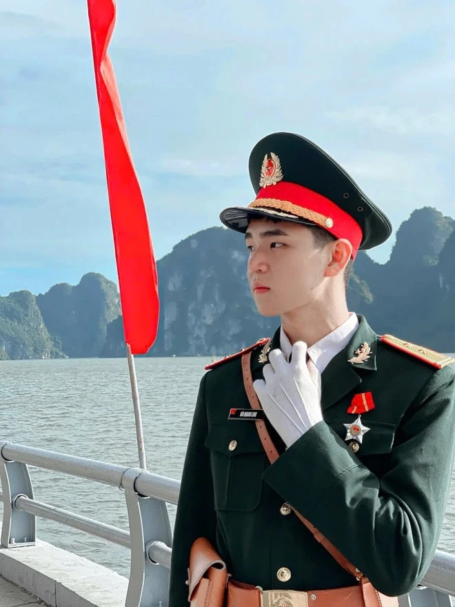 Chiến sĩ 1 mình 4 nghề tại Quảng trường Đỏ, giống Quang Linh điểm khó chối - Hình 3