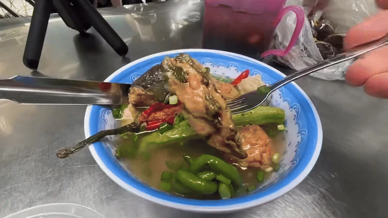 Khách Tây ăn món giá chỉ hơn 1 đô ở khu chợ Việt, nhận xét một thứ: Tôi không nghĩ mình lại nghiện nó - Hình 3